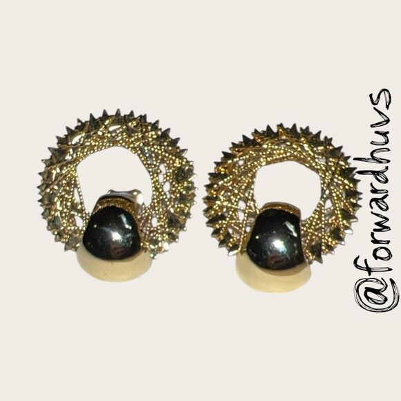 Vintage Gold-Tone Clip-On Earrings – Textured Starburst Design - Picture 4 of 13